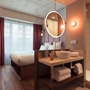 Zimmer mit Kingsize-Bett